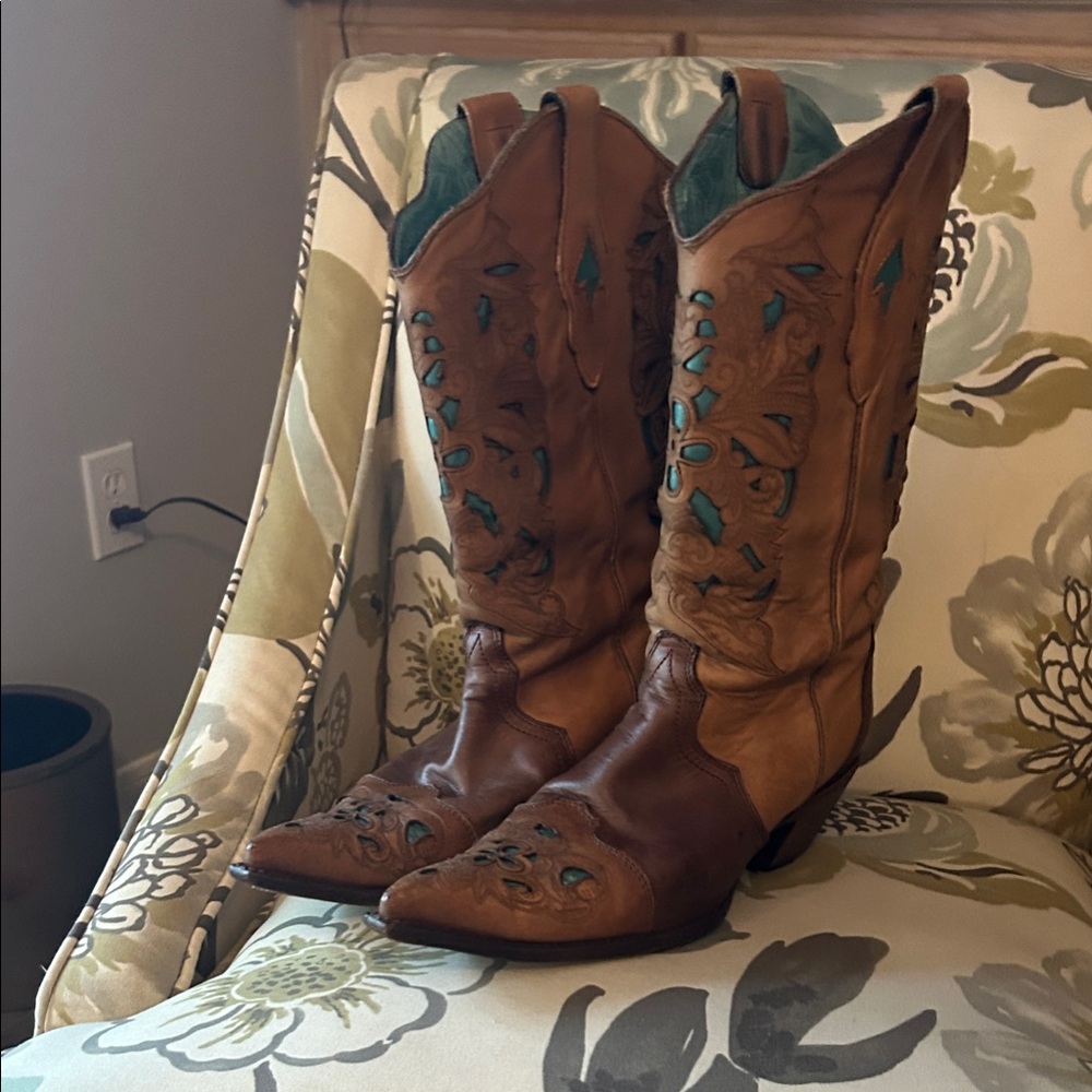 Corral Women’s Western Boots, Size 11.
Professionally Cleaned before listing 😊